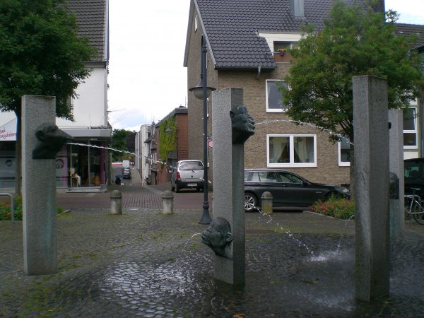 13 Narrenbrunnen vor der Stiftskirche